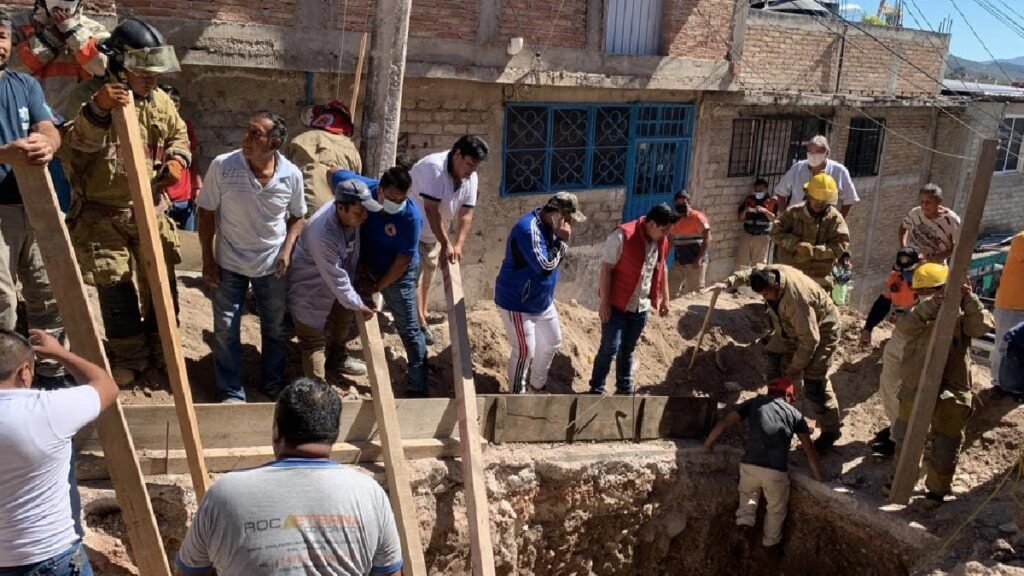 Deslizamiento de tierra en drenaje sepulta a trabajadores de Chilpancingo; hay un muerto
