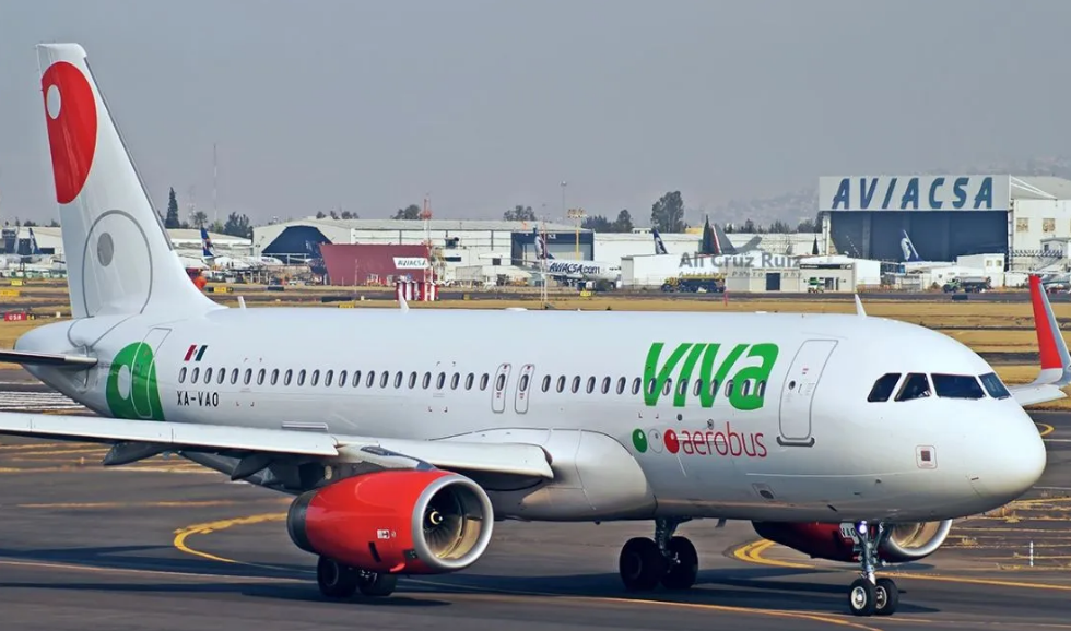 Pasajero de Viva Aerobus se provoca heridas en baño del avión; aterrizan de emergencia