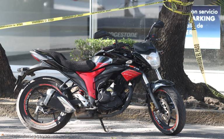 Pareja de motociclistas derrapa en Circuito Interior; ella muere arrollada por unidad de carga