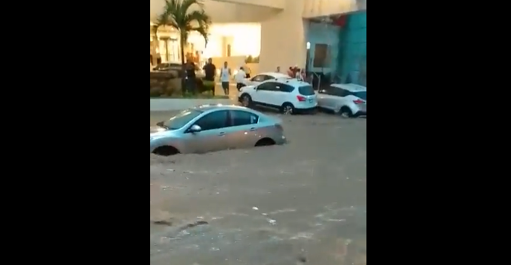 ¡Se inunda Acapulco! Fuertes lluvias cubren calles, coches y negocios; pobladores comparten videos