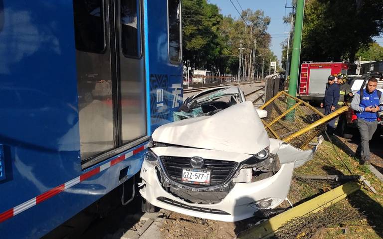 Auto choca contra Tren Ligero en Xochimilco