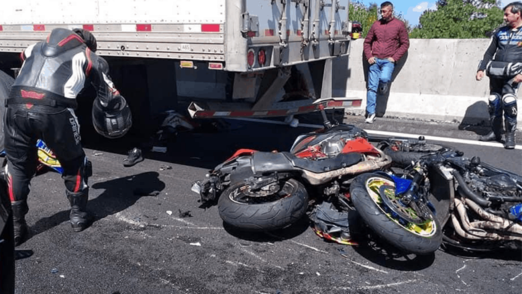 IMÁGENES FUERTES: motociclista muere tras impactar contra un autobús en la México – Cuernavaca
