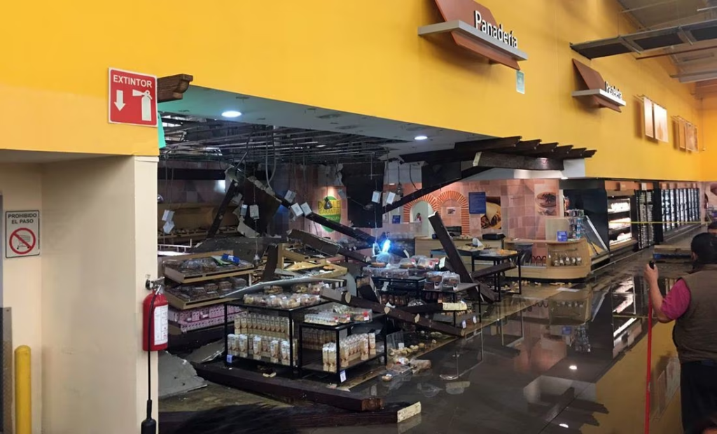 Se desploma techo de Walmart en Ecatepec por fuerte granizada
