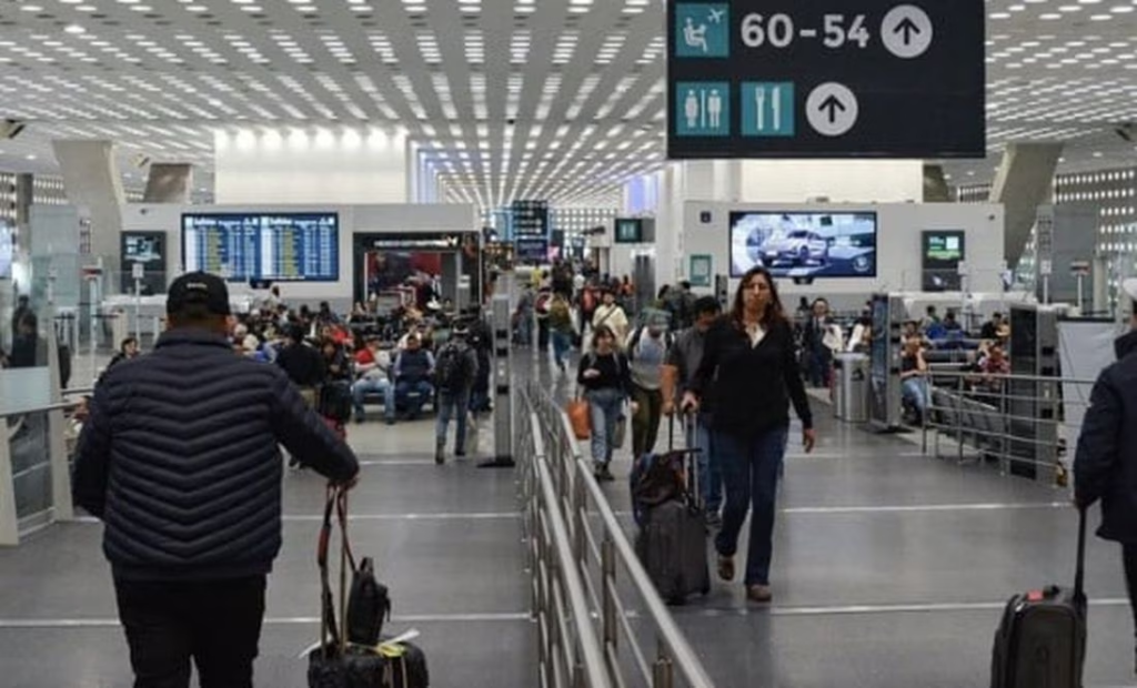 Cae vidrio en el AICM y lesiona a tres personas