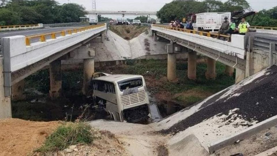 Autobús de doble piso cae de un puente en la carretera La Tinaja-Acayucan: reportan 12 muertos