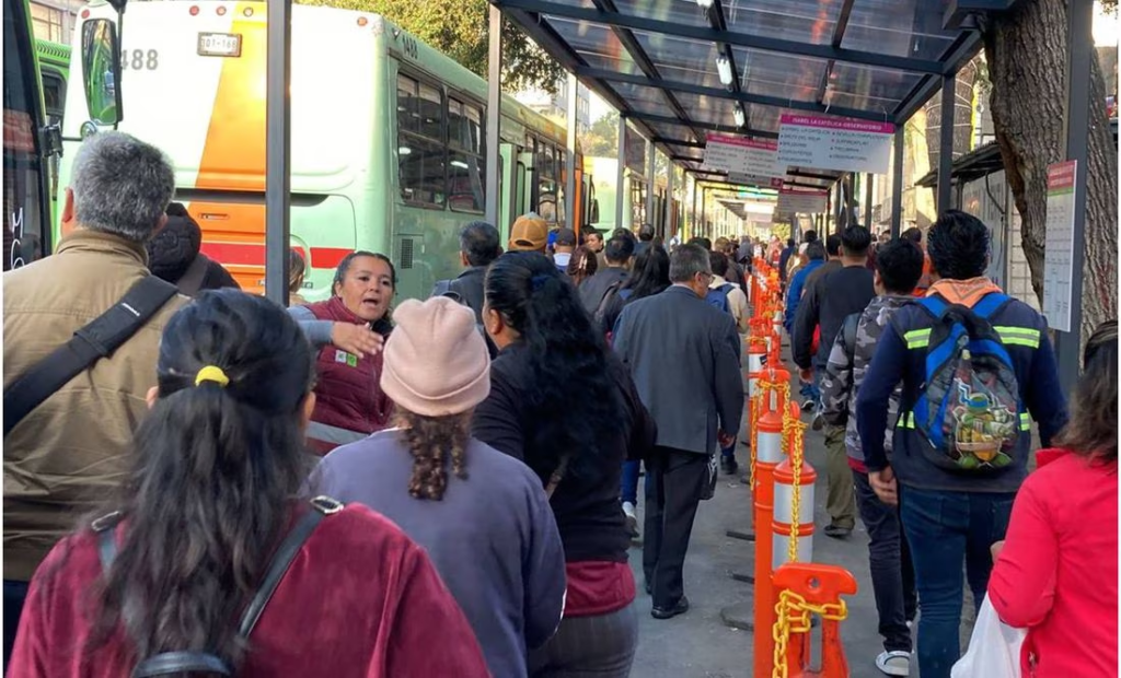 L1 del Metro: Usuarios reclaman por el servicio emergente por el cierre de Salto del Agua a Observatorio