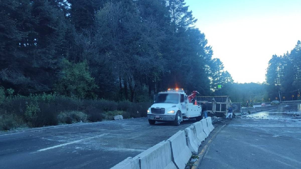 Carretera federal México-Toluca está cerrada por volcadura de tráiler: ¡evita la zona!
