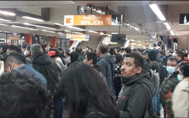 Colapsa Línea 7 del Metro, usuarios esperan hasta 20 minutos