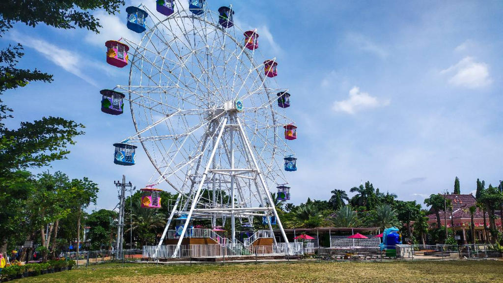 ¡Feria del terror! Papá e hijo caen de rueda de la fortuna en Veracruz; son llevados al hospital