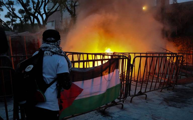 Chocan policías y manifestantes pro Palestina durante protesta en embajada israelí