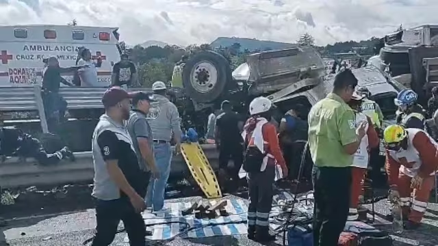Se registra accidente de tráiler en Atlacomulco; pobladores se roban mercancía