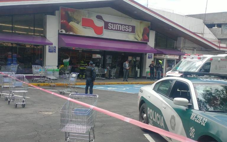 ¡Hasta adentro! Mujer pierde el control de su auto y se impacta contra un supermercado en Coyoacán