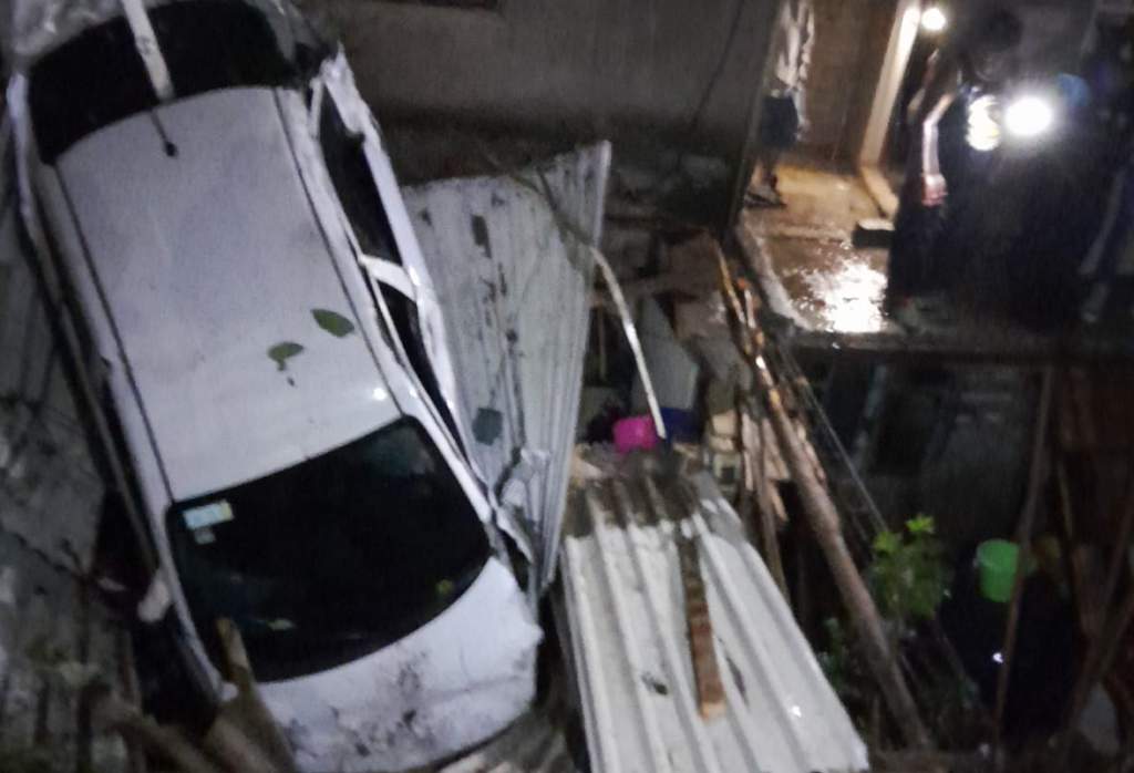 ¿Cómo llegó ahí?: captan en VIDEO a automóvil chocar contra techo en Huixquilucan