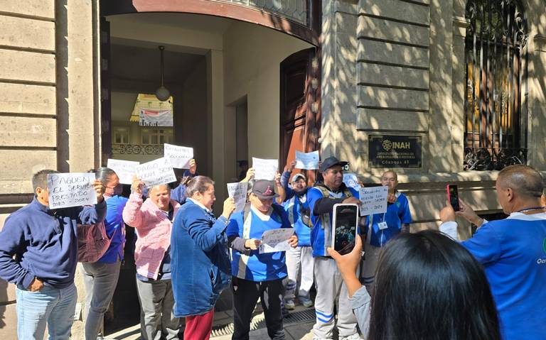 Trabajadores de limpieza bloquean acceso al INAH; exigen pagos atrasados