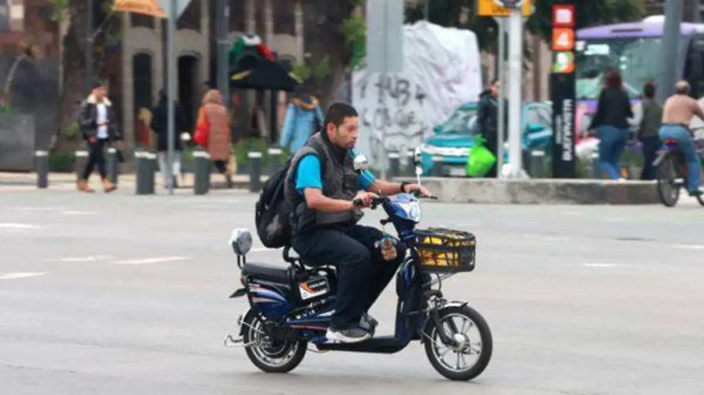 Reglamento para motocicletas eléctricas: placas y uso de casco obligatorio