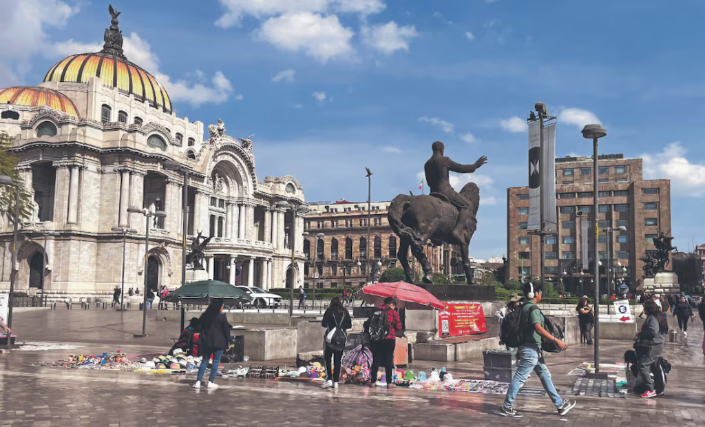 Empieza regreso de ambulantes a la zona de Bellas Artes