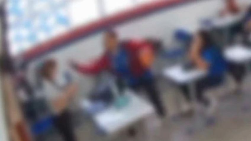 Alumno cachetea a su maestra en pleno salón tras ser regañado por llegar tarde a clase
