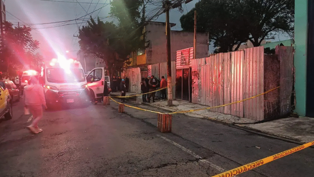 Muere trabajador de construcción tras colapsar una barda en la colonia Vallejo Poniente