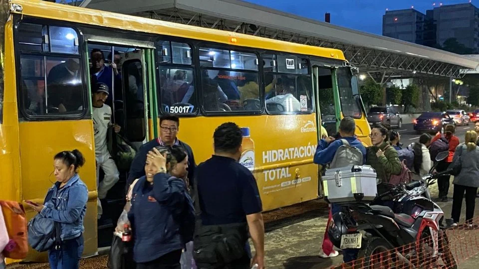 Caos en Metro CDMX: Línea 2 se quedó sin servicio por dos horas debido a un cortocircuito