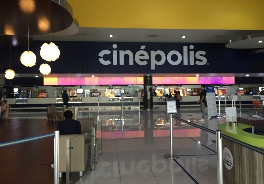 Denuncian cobro extra en compra de boletos de cine en línea y máquinas electrónicas