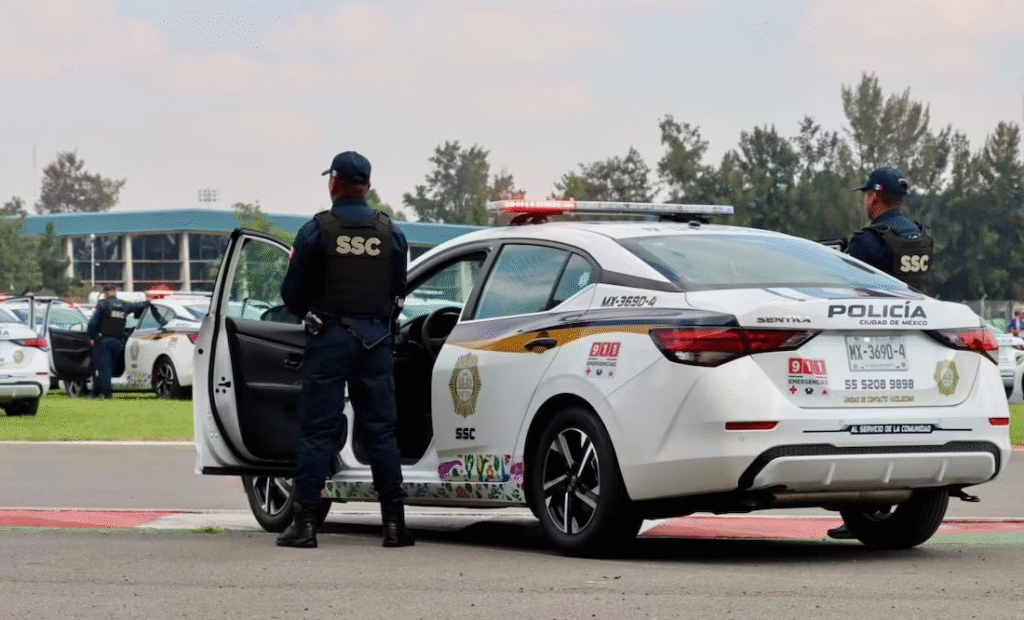 Policías son captados realizándose tocamientos abordo de una patrulla