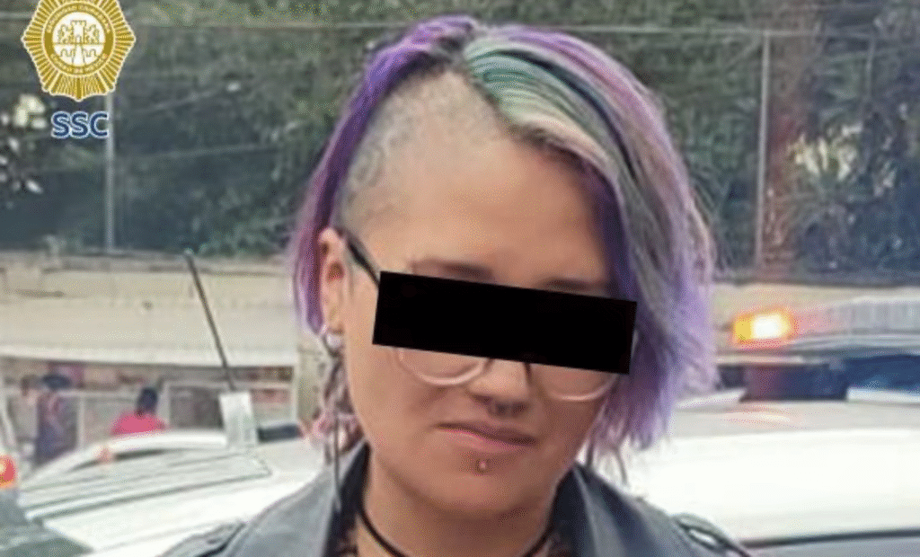 Mujer patea e insulta a policía en la Benito Juárez; agresora es presentada ante un Juez Cívico