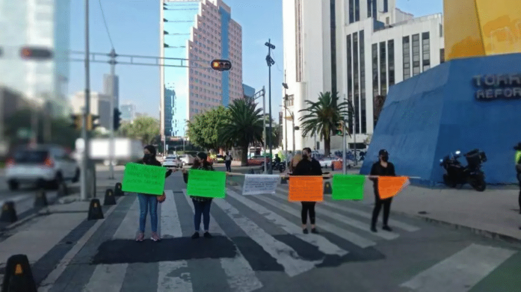 ¿Qué pasa en el SAT? Trabajadores bloquean vialidades en CDMX durante paro nacional