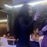 Mujer golpea brutalmente a mesera por ‘coquetear’ con su novio, todo quedó grabado en video