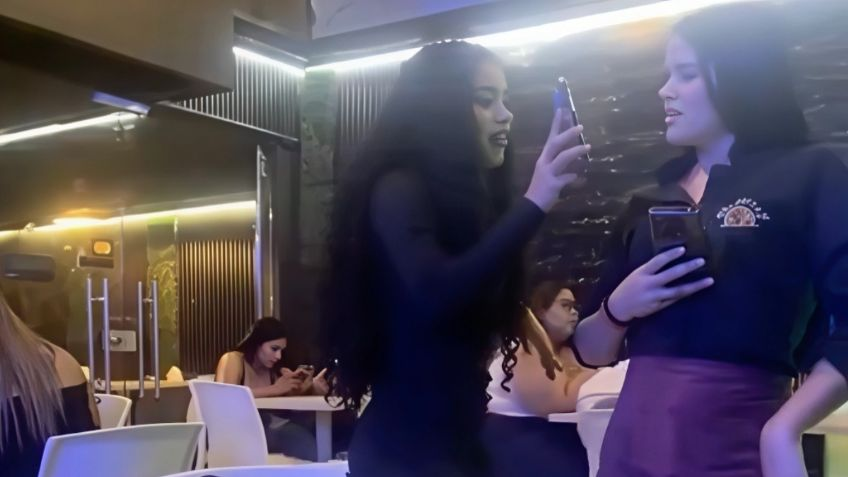 Mujer golpea brutalmente a mesera por ‘coquetear’ con su novio, todo quedó grabado en video