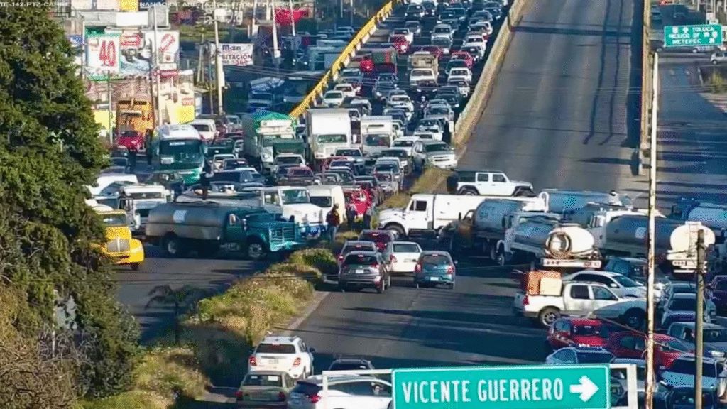 Piperos de agua de Edomex provocan caos con bloqueos