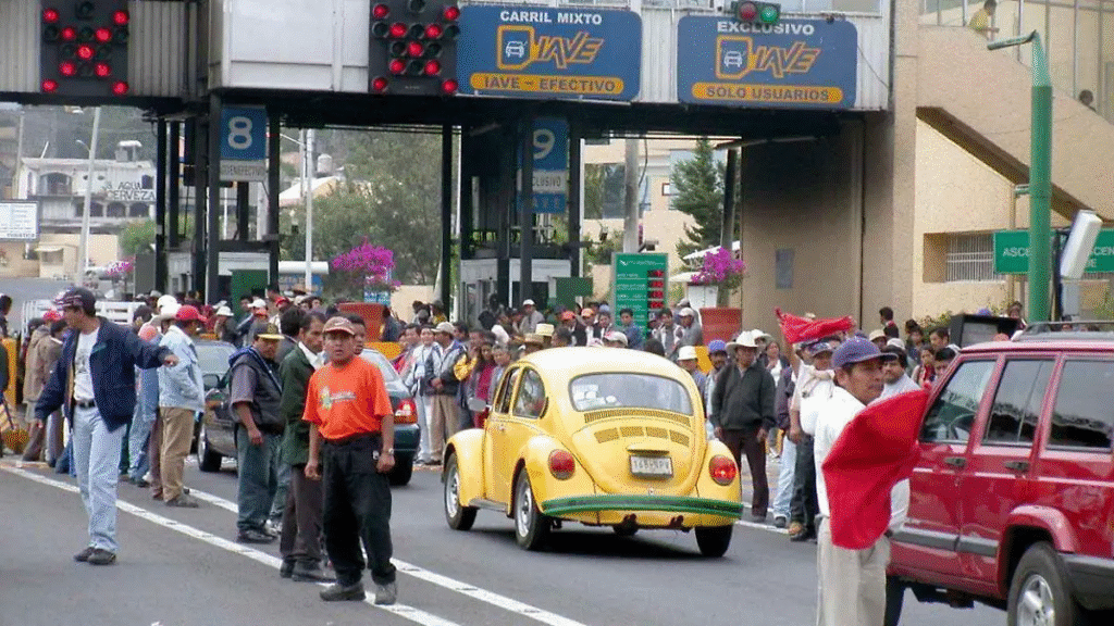 Maestros colapsan tráfico en Edomex con bloqueos simultáneos este miércoles