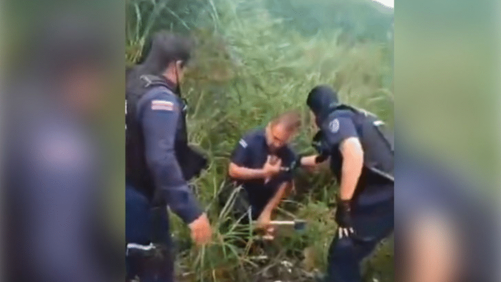 Policías rescatan a bebé recién nacido abandonado en un basurero