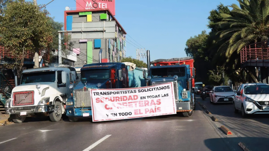 Transportistas bloquean accesos a la CDMX; ¿Qué carreteras están afectadas?