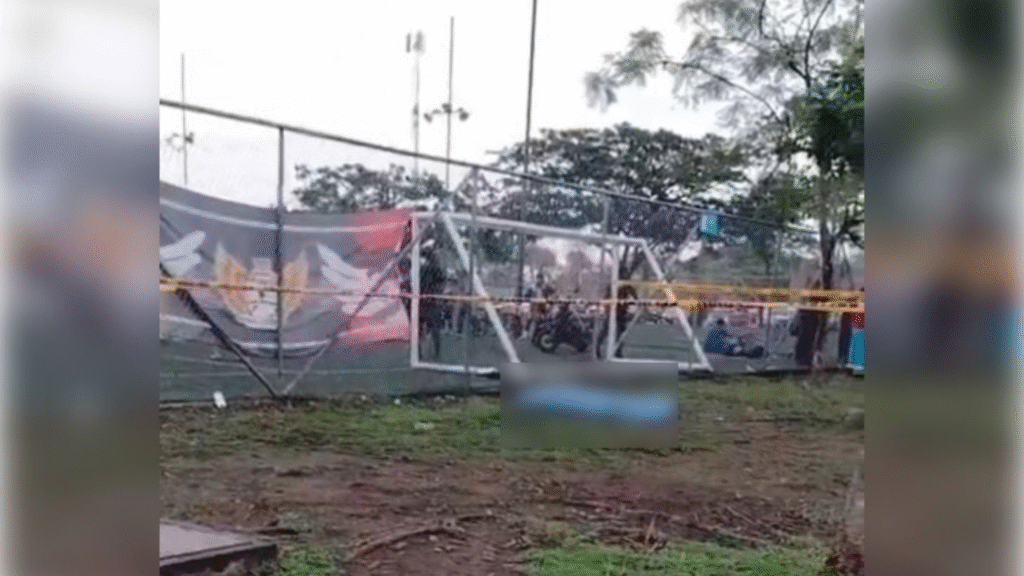 Muere entrenador de fútbol en plena cancha, se electrocutó con una malla perimetral